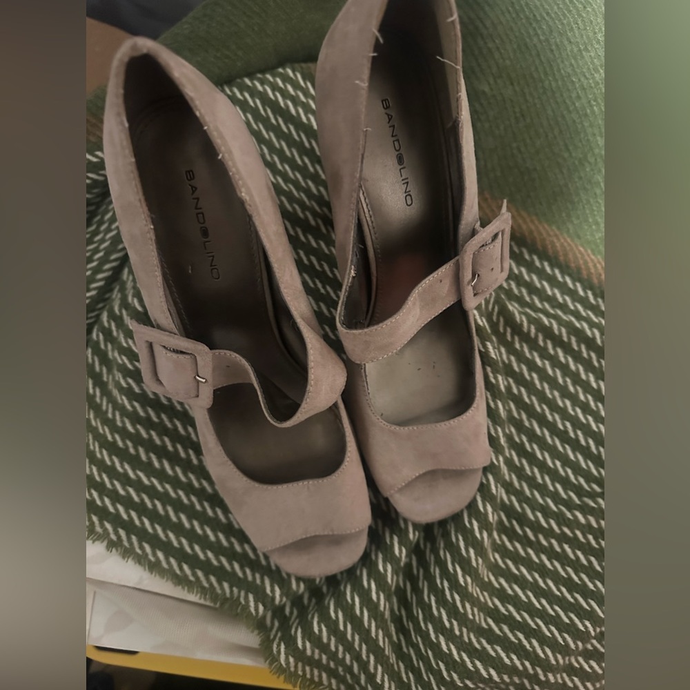 Gently loved Bandolino suede heels